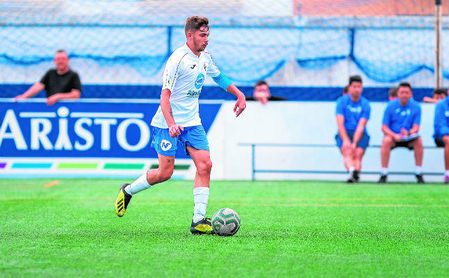 El mediocentro castillejano Miguel conduce el esférico en un lance de un encuentro de Liga. El mediocentro castillejano Miguel conduce el esférico en un lance de un encuentro de Liga.