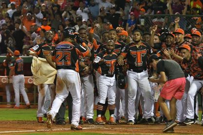 Los Toros aplastan a los Tigres y se colocan a un triunfo de su tercer título Los Toros aplastan a los Tigres y se colocan a un triunfo de su tercer título