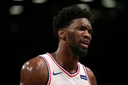 115-104. Embiid viste el número 24 de Bryant y lidera la victoria 115-104. Embiid viste el número 24 de Bryant y lidera la victoria