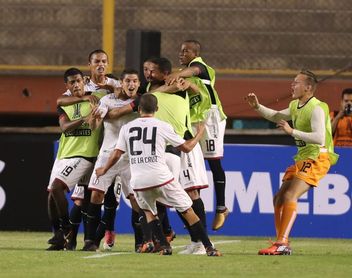 Con goles de Urruti, Millán y Hohberg, Universitario pasa al primer lugar del fútbol en Perú Con goles de Urruti, Millán y Hohberg, Universitario pasa al primer lugar del fútbol en Perú