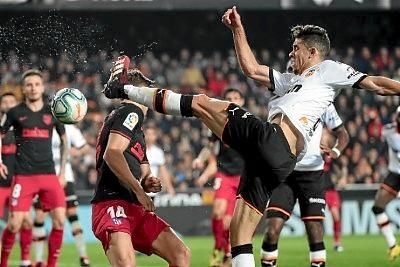 Gabriel Paulista pugna en una acción ante el colchonero Marcos Llorente. Gabriel Paulista pugna en una acción ante el colchonero Marcos Llorente.