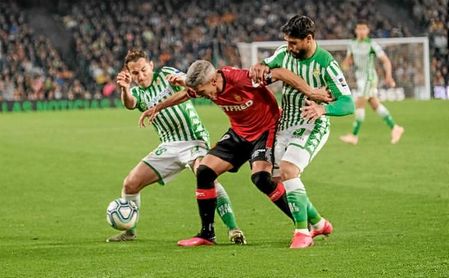 Guardado y Fekir presionan a Salva Sevilla. Guardado y Fekir presionan a Salva Sevilla.
