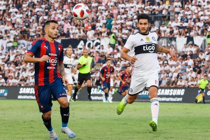 Adebayor se estrena en el fútbol paraguayo en un clásico Adebayor se estrena en el fútbol paraguayo en un clásico