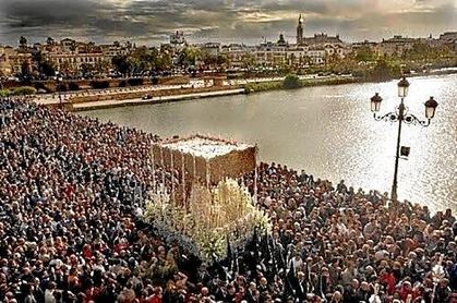 La Esperanza, en el Puente de Triana. La Esperanza, en el Puente de Triana.