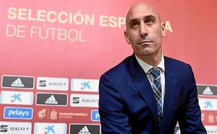 Luis Rubiales, presidente de la RFEF, aún no ha anuunciado oficialmente cómo finaliza la 19/20 en Segunda B y Tercera. Luis Rubiales, presidente de la RFEF, aún no ha anuunciado oficialmente cómo finaliza la 19/20 en Segunda B y Tercera.
