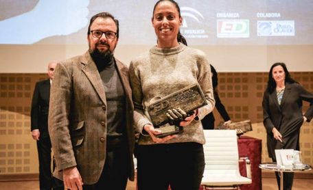 El director gerente de la Federación Andaluza de Tenis, Juan Arispón, junto a la tenista Estrella Cabeza. El director gerente de la Federación Andaluza de Tenis, Juan Arispón, junto a la tenista Estrella Cabeza.
