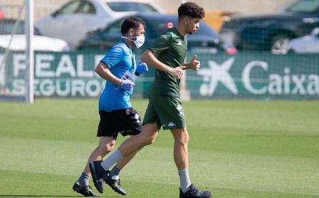 Mizzian, en un entrenamiento con el primer equipo del Betis. Mizzian, en un entrenamiento con el primer equipo del Betis.