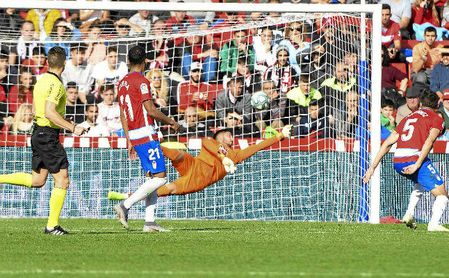 Rui Silva está en la lista del Sevilla y Carlos Fernández, en la del Granada. Rui Silva está en la lista del Sevilla y Carlos Fernández, en la del Granada.
