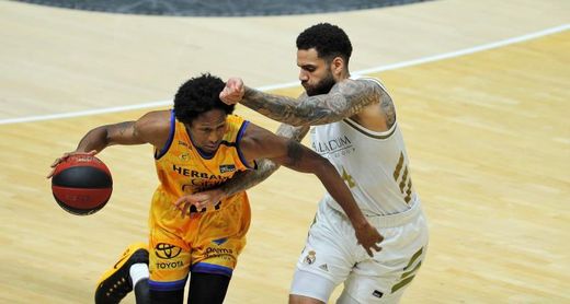 Aplazado el Herbalife-Real Madrid por un positivo en el equipo canario Aplazado el Herbalife-Real Madrid por un positivo en el equipo canario