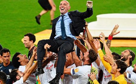 Monchi se emociona con la arenga de su madre, que ve al Sevilla luchando por ganar LaLiga Monchi se emociona con la arenga de su madre, que ve al Sevilla luchando por ganar LaLiga