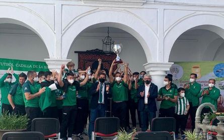 Histórico homenaje de Cazalla de la Sierra a su club de fútbol Histórico homenaje de Cazalla de la Sierra a su club de fútbol
