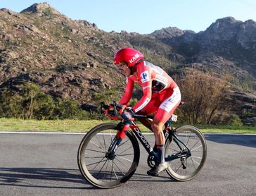 Carapaz y Carthy se estrellan en el muro de Ézaro, Roglic lo sobrevuela Carapaz y Carthy se estrellan en el muro de Ézaro, Roglic lo sobrevuela