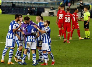2-0. Monreal y Oyarzabal llevan a la Real al liderato ante un Granada mermado 2-0. Monreal y Oyarzabal llevan a la Real al liderato ante un Granada mermado