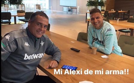 Alexis, reubicado como enlace con la plantilla, se salva de la quema en el Betis Alexis, reubicado como enlace con la plantilla, se salva de la quema en el Betis