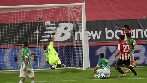Claudio Bravo, baja por un "problema muscular en el gemelo" Claudio Bravo, baja por un "problema muscular en el gemelo"