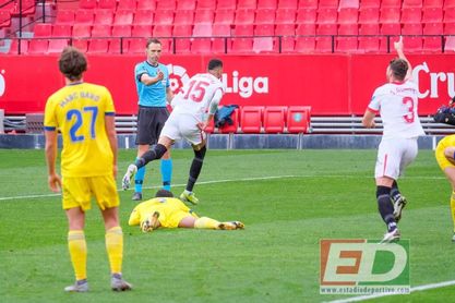 Sergi Gómez, el brazalete de capitán y la acción ensayada del 2-0 Sergi Gómez, el brazalete de capitán y la acción ensayada del 2-0