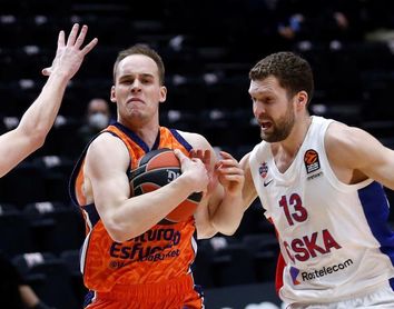 105-103. El Valencia sobrevive al regreso de Mike James y a dos prórrogas 105-103. El Valencia sobrevive al regreso de Mike James y a dos prórrogas