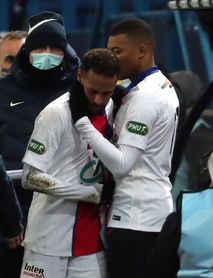 Neymar se retira lesionado Neymar se retira lesionado