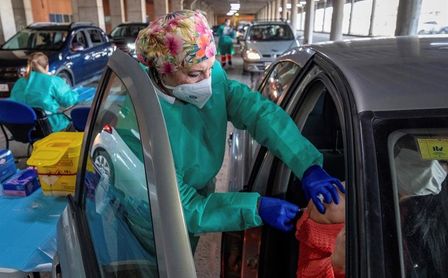 Una enfermera procede a vacunar a una mujer este sábado en el estadio Nuevo Colombino de Huelva. Una enfermera procede a vacunar a una mujer este sábado en el estadio Nuevo Colombino de Huelva.