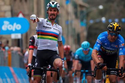 Alaphilippe saca a relucir el arcoíris y Van Aert se mantiene líder. Alaphilippe saca a relucir el arcoíris y Van Aert se mantiene líder.