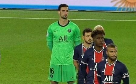 El bonito homenaje de la afición del PSG que ha emocionado a Sergio Rico El bonito homenaje de la afición del PSG que ha emocionado a Sergio Rico