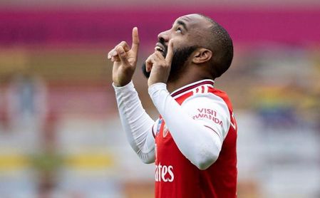'Empujan' a Lacazette a salir del Arsenal, con el Sevilla FC entre sus postores