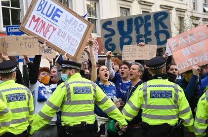 Los aficionados del Chelsea piden explicaciones a los dueños Los aficionados del Chelsea piden explicaciones a los dueños
