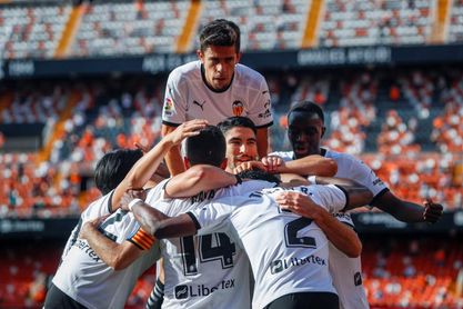 4-1. El Valencia disfruta con su afición y manda a Segunda al Eibar 4-1. El Valencia disfruta con su afición y manda a Segunda al Eibar
