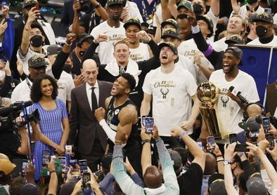 105-98: Un Antetokounmpo histórico guía a los Bucks hasta la gloria 105-98: Un Antetokounmpo histórico guía a los Bucks hasta la gloria