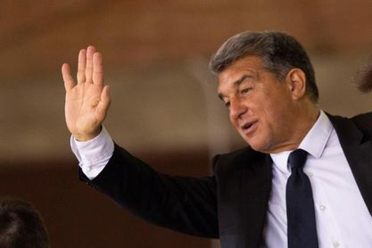Joan Laporta saludó a la plantilla del Barcelona antes de una suave sesión Joan Laporta saludó a la plantilla del Barcelona antes de una suave sesión
