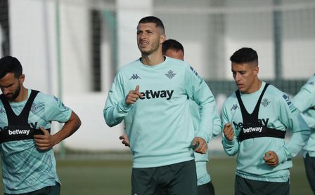 "Hay rumores, pero estoy con ganas de quedarme y jugar en Europa con el Betis" "Hay rumores, pero estoy con ganas de quedarme y jugar en Europa con el Betis"