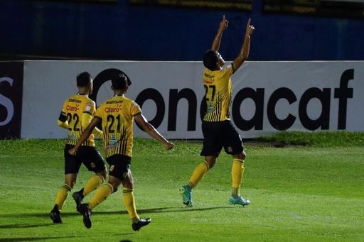 1 1 alajuelense rescata un empate con guastatoya por un autogol de su portero estadio deportivo