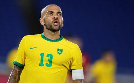 La calurosa bienvenida de Dani Alves a Antonio Fernández La calurosa bienvenida de Dani Alves a Antonio Fernández