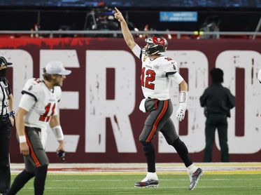 45-17. Brady, con cinco touchdowns, se da un festín con la defensa de los Dolphins 45-17. Brady, con cinco touchdowns, se da un festín con la defensa de los Dolphins