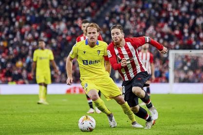 La nueva estrategia del Cádiz con Álex Fernández, en conversaciones con el Betis. La nueva estrategia del Cádiz con Álex Fernández, en conversaciones con el Betis.