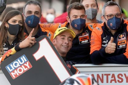 Acosta ejerce de campeón y logra su primera "pole" Acosta ejerce de campeón y logra su primera "pole"