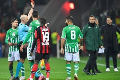 El peor escenario para el Betis: la UEFA se ceba en su sanción a Fekir por la roja en Leverkusen El peor escenario para el Betis: la UEFA se ceba en su sanción a Fekir por la roja en Leverkusen