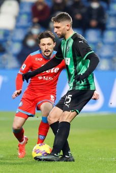 El Nápoles frena, pero mantiene el liderato por delante de Milan e Inter El Nápoles frena, pero mantiene el liderato por delante de Milan e Inter