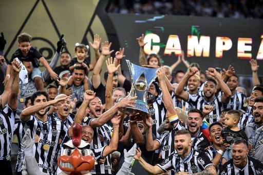 Gremio pone pie y medio en Segunda y Mineiro celebra el título con victoria