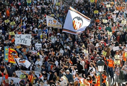 Miles de valencianistas piden dignidad y rechazan la gestión de Peter Lim