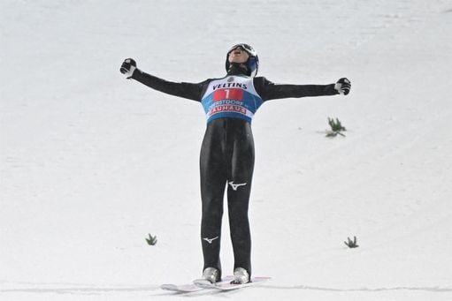 Kobayashi remonta en Oberstdorf y se coloca líder del Cuatro Trampolines Kobayashi remonta en Oberstdorf y se coloca líder del Cuatro Trampolines