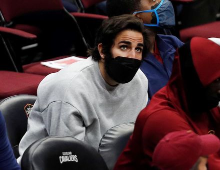 Rubio vuelve entre aplausos al estadio de los Cavaliers tras su grave lesión