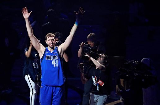 Los Dallas Mavericks retiran el número 41 en honor a Dirk Nowitzki Los Dallas Mavericks retiran el número 41 en honor a Dirk Nowitzki
