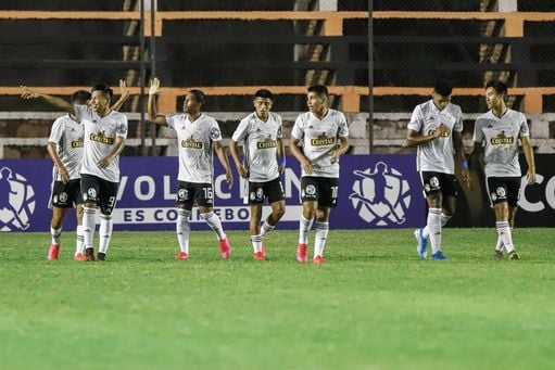 La liga peruana retrasa su inicio ante la ola de brotes de covid-19 en los clubes