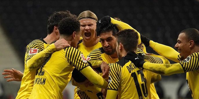 El Dortmund remonta dos goles de Borré (2-3)
