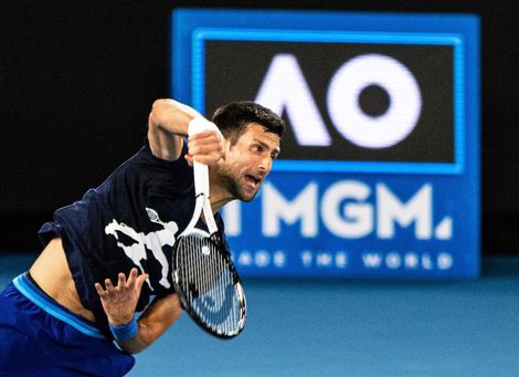Djokovic está "tocado" tras la expulsión de Australia, dice su entrenador