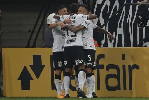 Corinthians asume el liderato de la Liga brasileña con autogol del Fortaleza