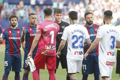 Saludo entre las plantillas de Alavés y Levante. Saludo entre las plantillas de Alavés y Levante.