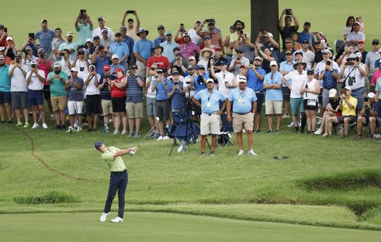 Rory McIlroy brilla y Jon Rahm sufre en el arranque del Campeonato de la PGA