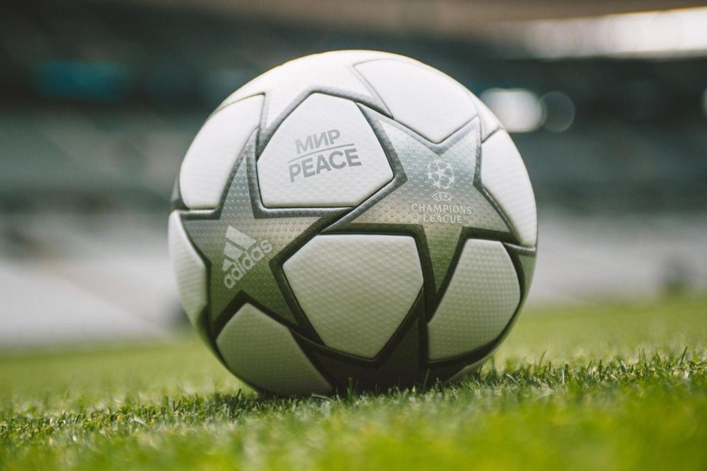 El balón de la Final incluye mensaje de "paz"  en cirílico e inglés